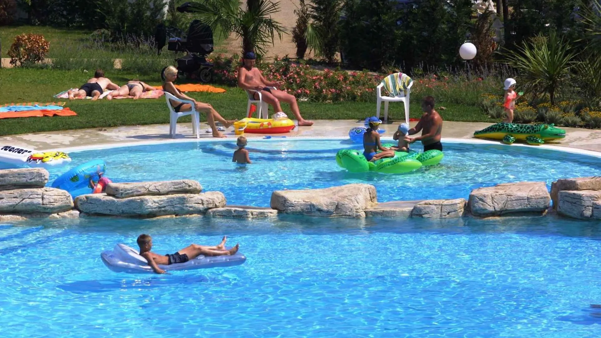 Apartments In Peschiera Del Garda 22099